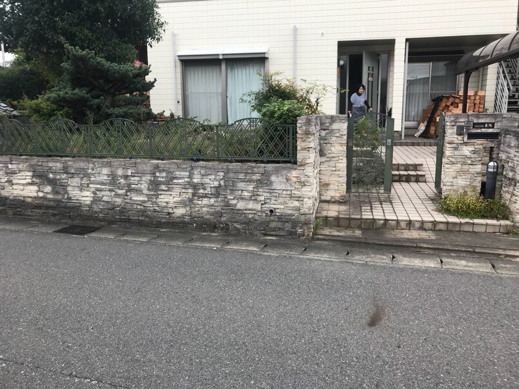 駐車場をもう一台分増やしたいということでしたので、塀を一部撤去して、庭にある庭石も移設です