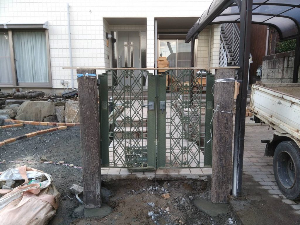 既存のアルミ鋳物門扉とコンクリート製枕木で新たに門周りを構成
