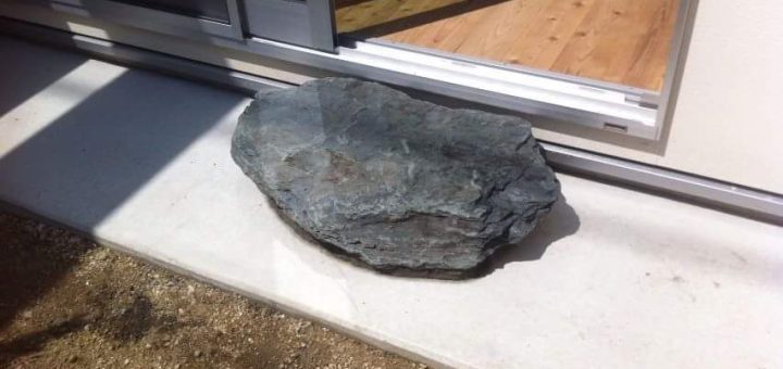 モダンな建築に、御影石の石畳と黒玉砂…