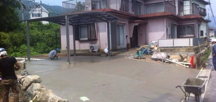 「海津・南濃町のそと構え」土間コンクリート打設でポンプ車を