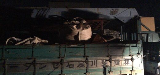 鉄平石大判、揖斐黒砂利の配達準備