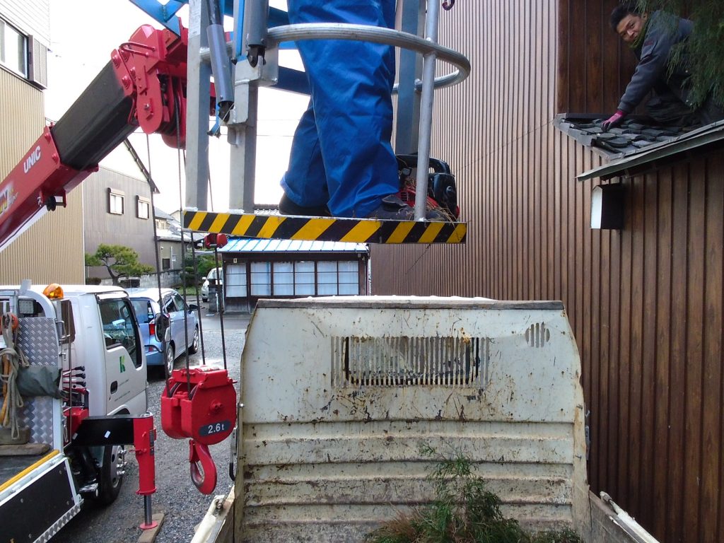 「伐採伐根工事のお手伝い 5日目」 ー揖斐川庭石センターblogー 4 ゴンドラで剪定