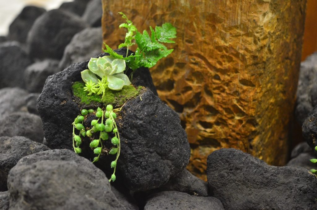 溶岩石と樹脂製枕木