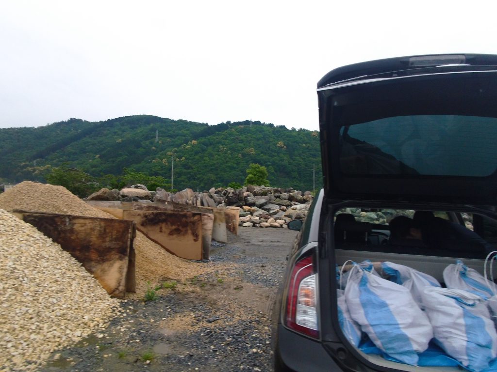 車に砂利を載せる