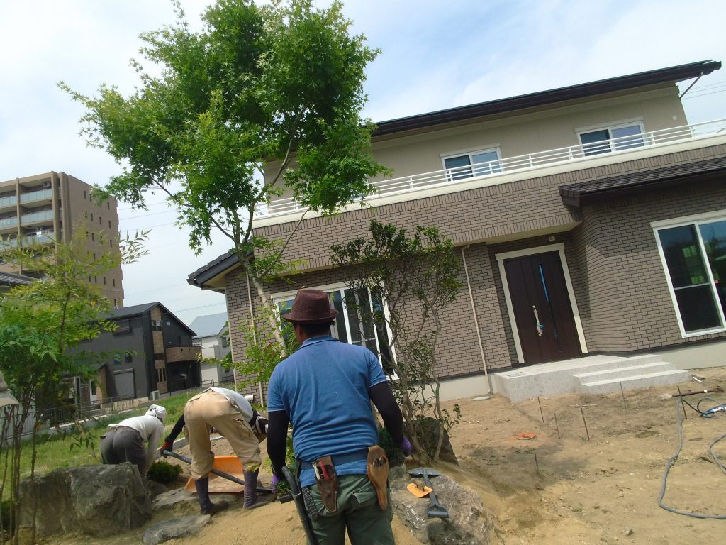石組みの造園工事のお手伝い ー揖斐川庭石センターblogー 12 IMG 1394