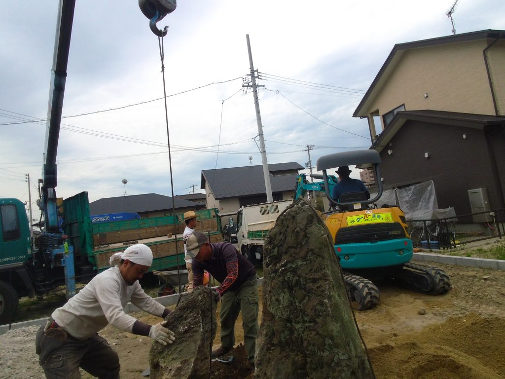 石組みの造園工事のお手伝い ー揖斐川庭石センターblogー 7 IMG 1407