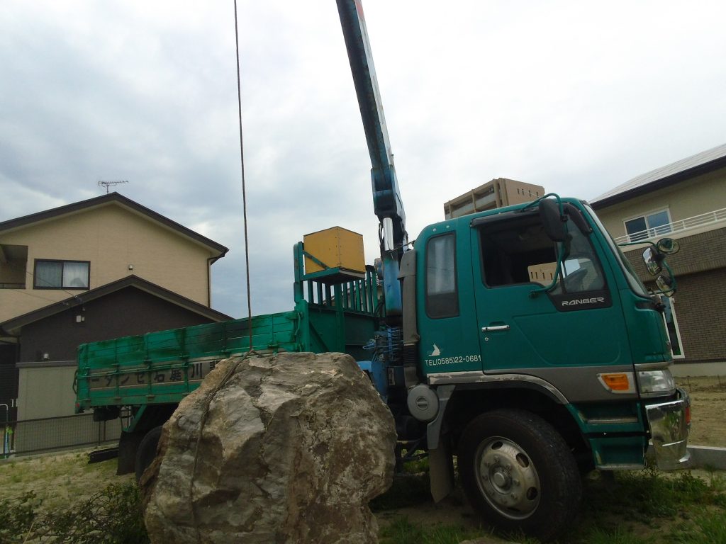 石組みの造園工事のお手伝い ー揖斐川庭石センターblogー 5 庭石の玉掛け