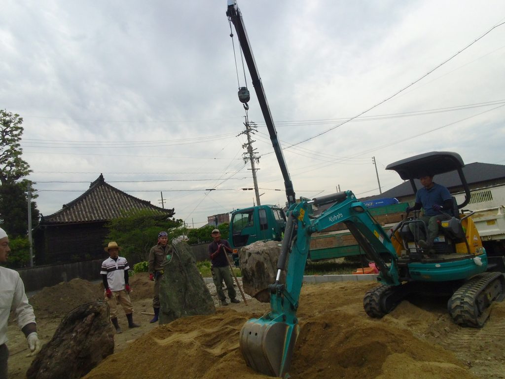 石組みの造園工事のお手伝い ー揖斐川庭石センターblogー 4 庭石の据付