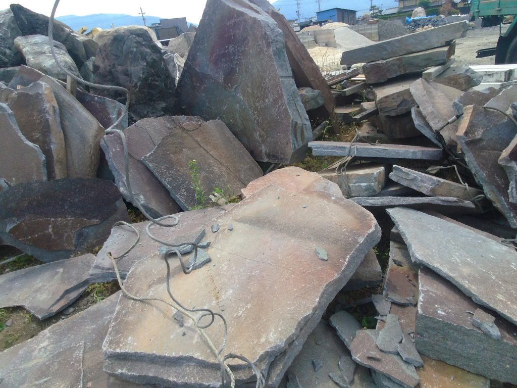 石置き場の庭石の整理 ー揖斐川庭石センターblogー 1 IMG 1975