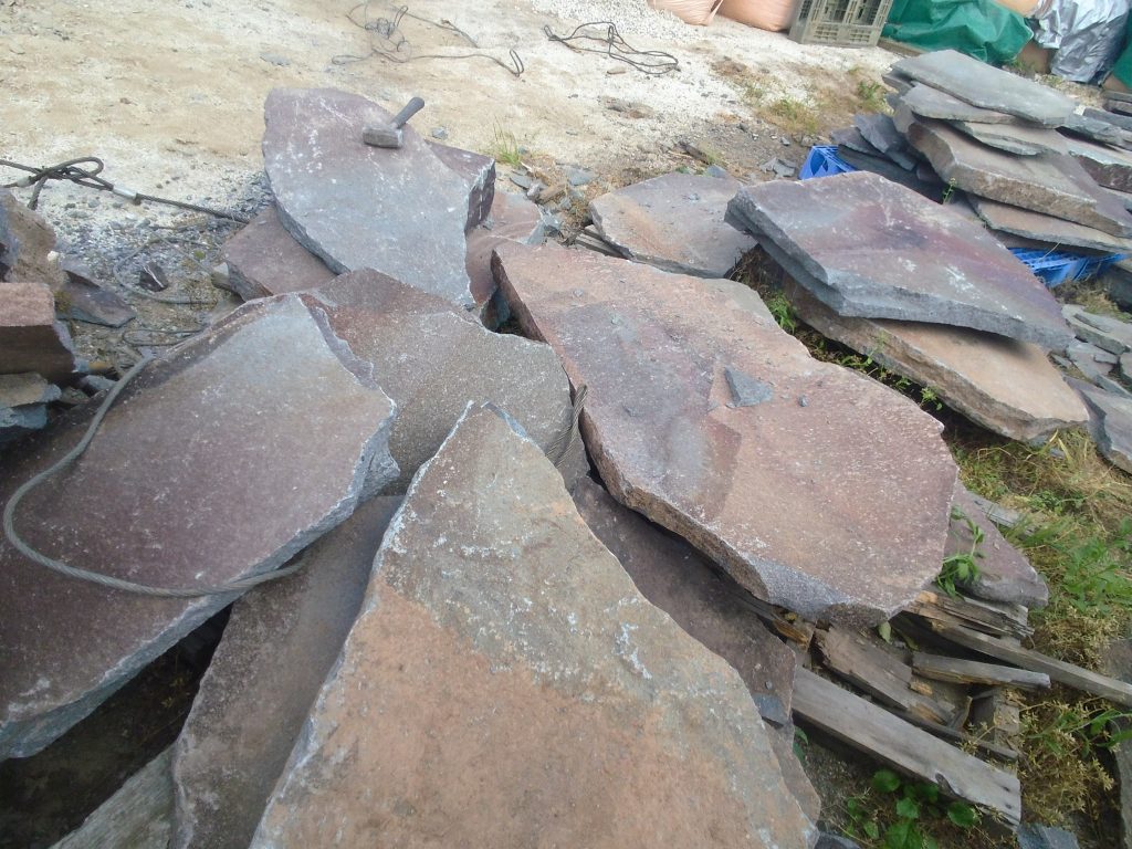 石置き場の庭石の整理 ー揖斐川庭石センターblogー 2 鉄平石