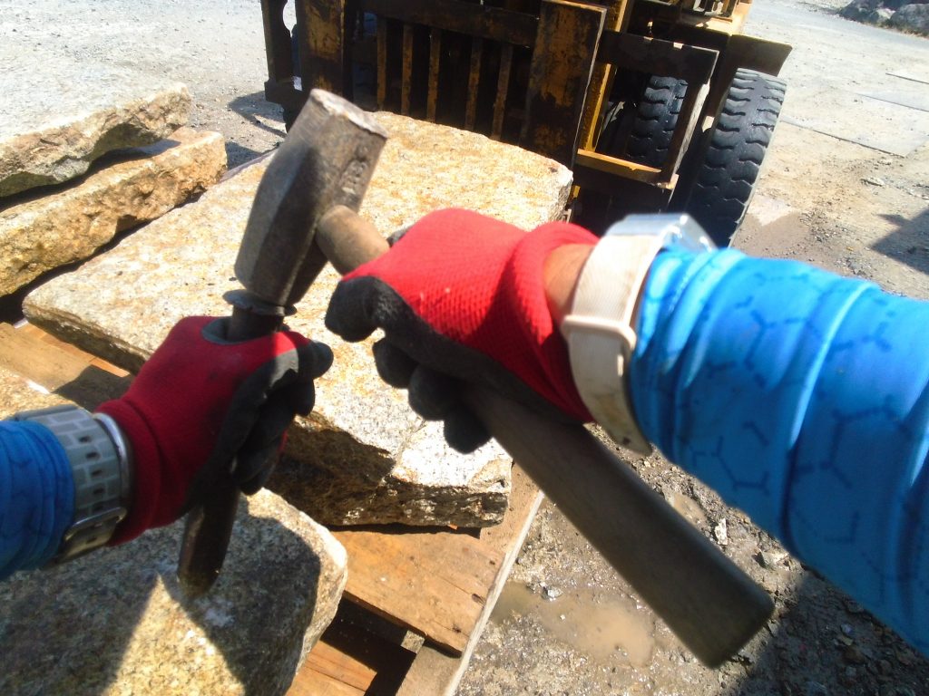 石置き場の庭石の整理 ー揖斐川庭石センターblogー 7 古材板石