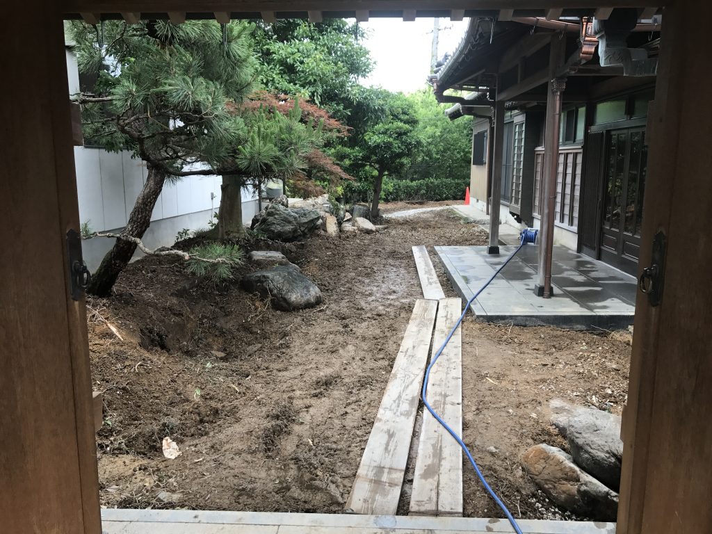 和風門のある邸宅の庭木・庭石の撤去工事 5日目 ー揖斐川庭石センターblogー 10 IMG 2020