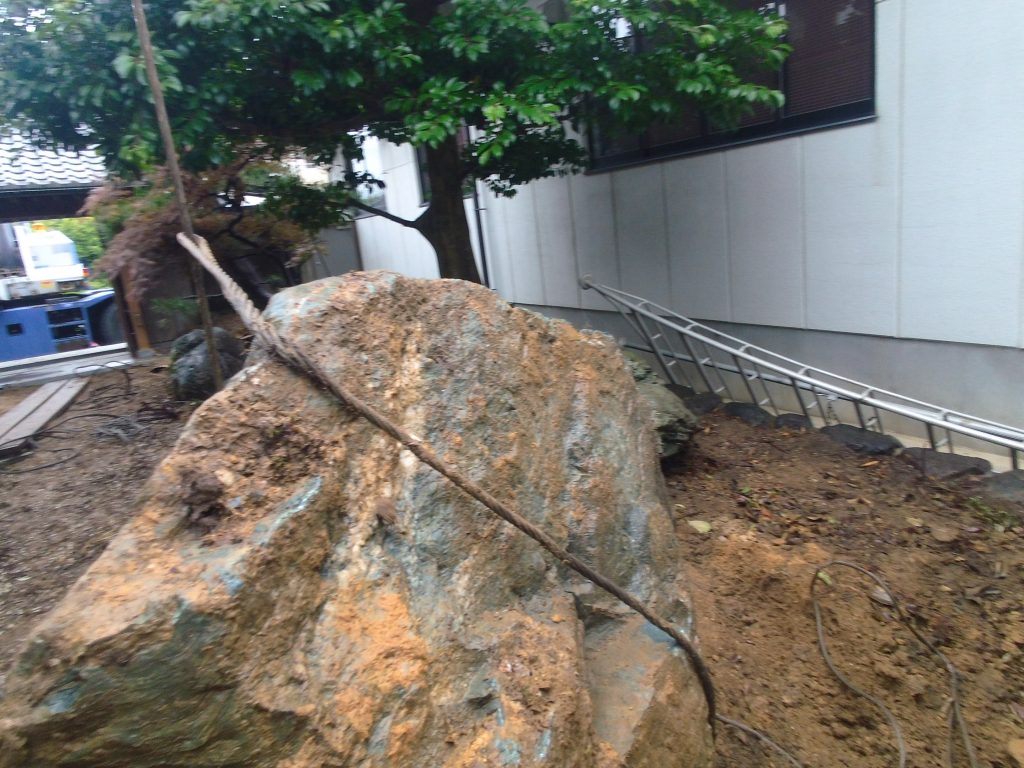 和風門のある邸宅の庭木・庭石の撤去工事 5日目 ー揖斐川庭石センターblogー 6 IMG 2025