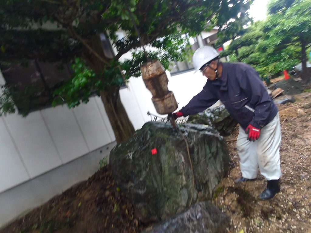 和風門のある邸宅の庭木・庭石の撤去工事 5日目 ー揖斐川庭石センターblogー 3 IMG 2027