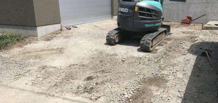 土間コンクリート打設のための床掘作業   ー揖斐川庭石センターblogー