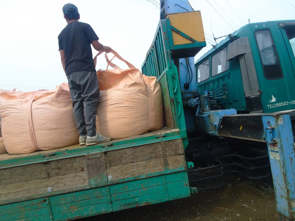 造園資材の配達と 庭石撤去(岐阜市) 1 サバ土