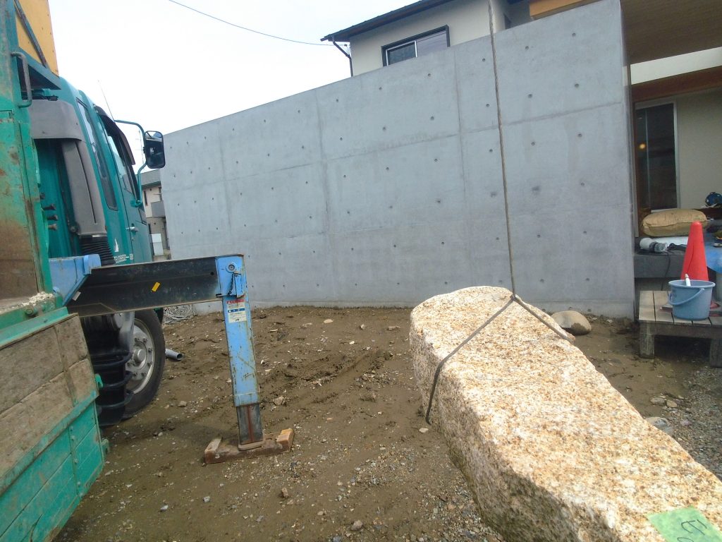 造園資材の配達と 庭石撤去(岐阜市) 3 ひるかわ御影石