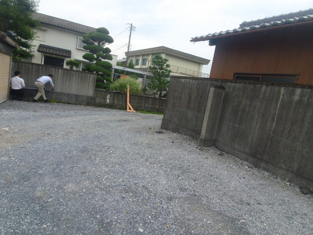 池田町の現場で、傾いている塀の補強する工事の現調に来てもらってます