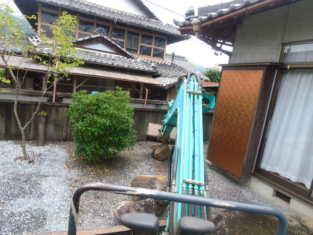 庭石撤去の際、この三つは残して欲しいということで置いてあった石を据付ます