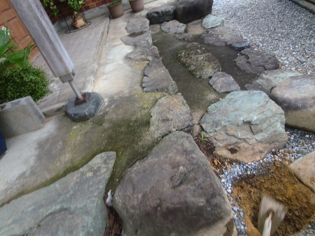 石を据付けるため、穴を掘ります