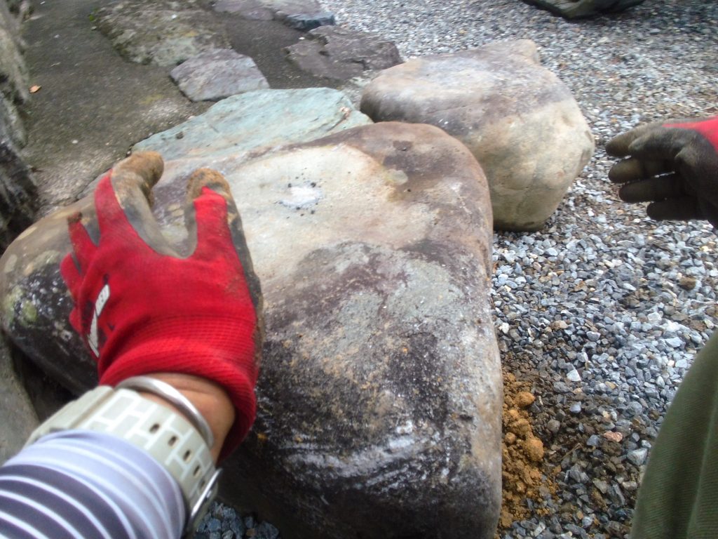 水平を出すため、手で微調整します