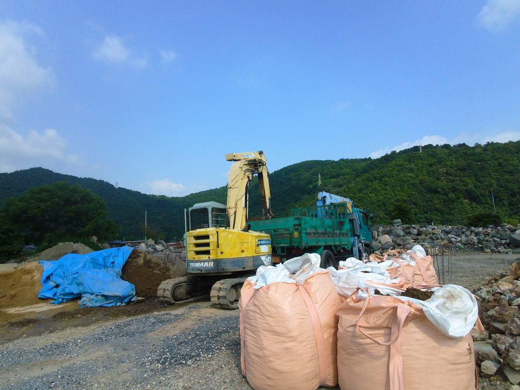 庭石の配達・据付 ー揖斐川庭石センターblogー 7 畑土の注文があったので、その袋つめ