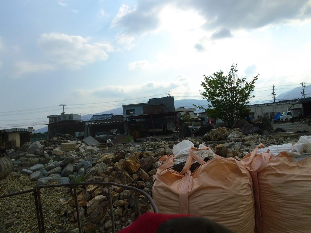 庭石の配達・据付 ー揖斐川庭石センターblogー 10 畑土を6袋分、入れ終わりました