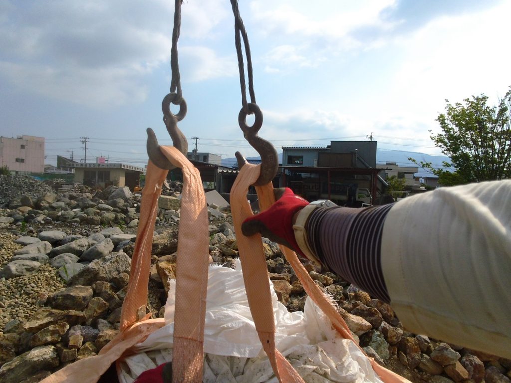 庭石の配達・据付 ー揖斐川庭石センターblogー 9 畑土を入れたフレコンを移動