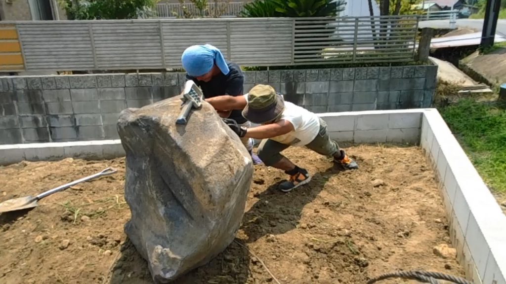 庭石の配達・据付 ー揖斐川庭石センターblogー 5 ワイヤーを掛ける隙間を作るため、人力で石を動かします