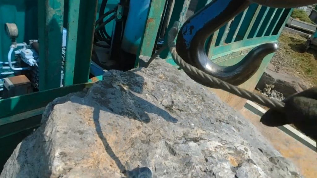 庭石の配達・据付 ー揖斐川庭石センターblogー 4 庭石にワイヤーを掛けます