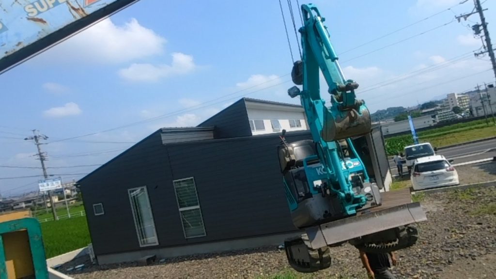 庭石の配達・据付 ー揖斐川庭石センターblogー 1 ミニユンボも使いたいということで、持ってきました。