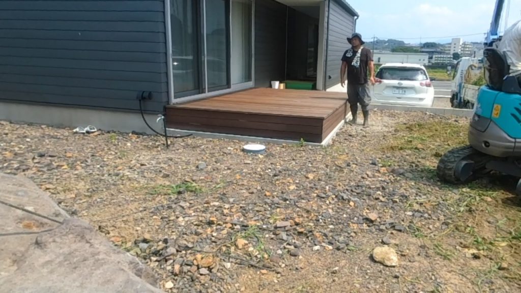 庭石の配達・据付 ー揖斐川庭石センターblogー 3 位置決め。樹木の位置も想定して、全体のバランスを考えて、石を据えます