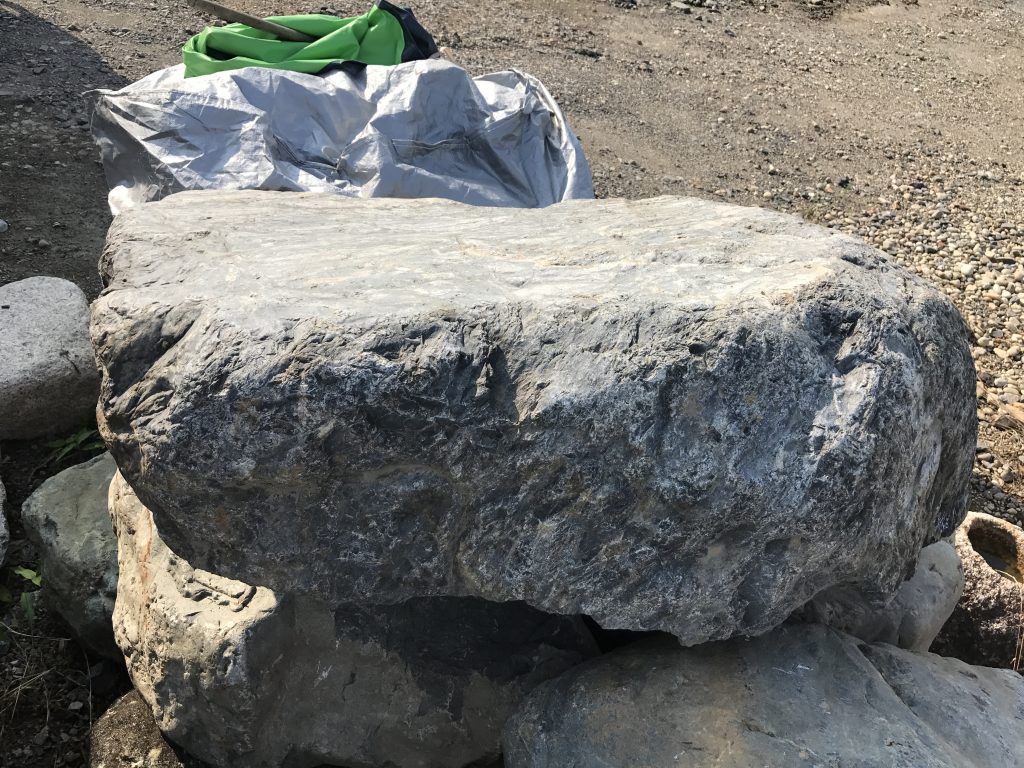 揖斐石。沓脱石にもってこいです