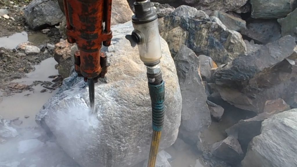 削岩機で庭石に穴をあけます