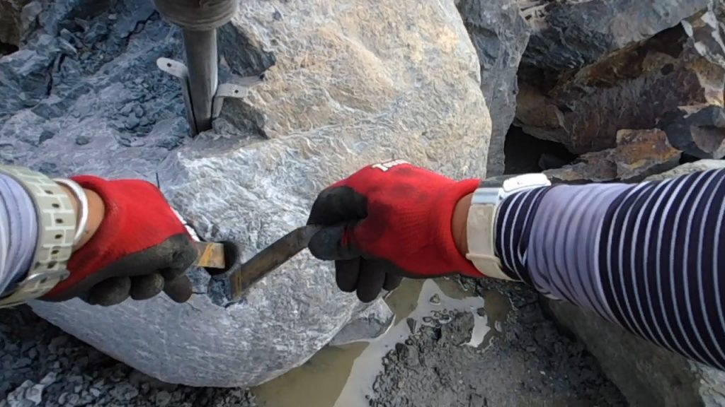 はねと呼ばれる金具を穴に入れます