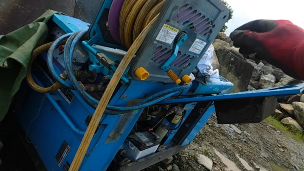 エアーコンプレッサー、これで高圧縮の空気を作り、先端工具の動力になります