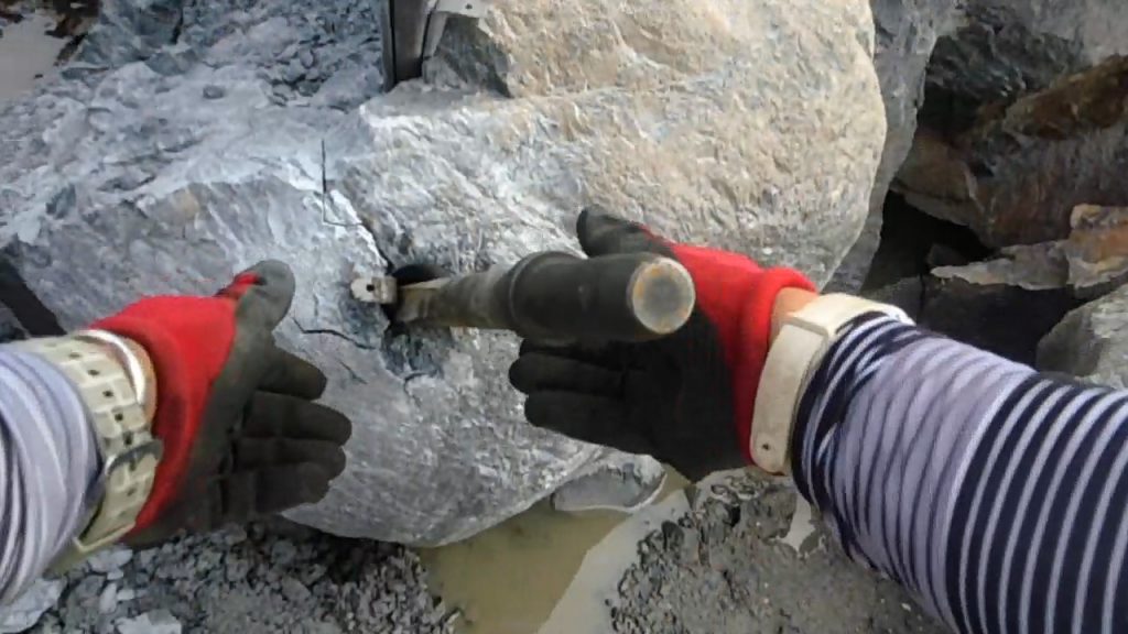 はねの間に楔を差し込みます