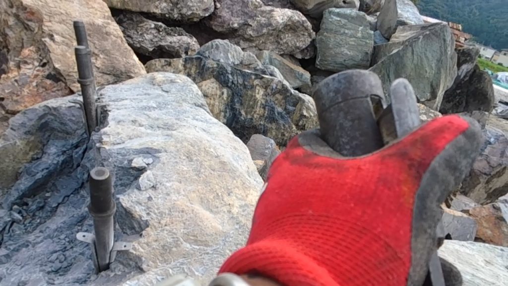 ブレーカーで、少しづつ衝撃を与えます