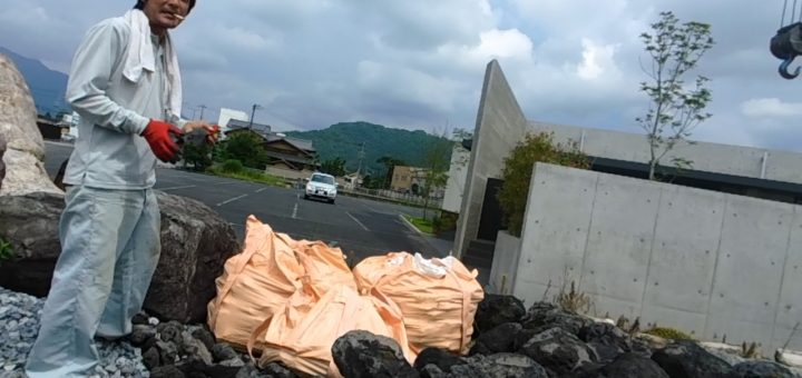 石を割り出す 大阪から来店   ー揖斐川庭石センターblogー