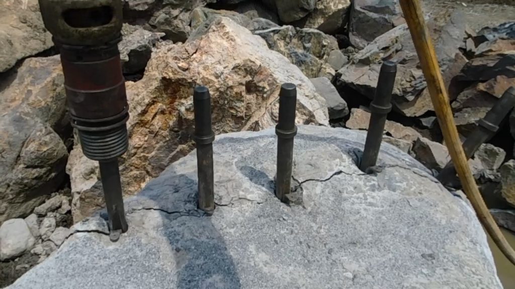 陣矢がささり、徐々にヒビが入っていきます