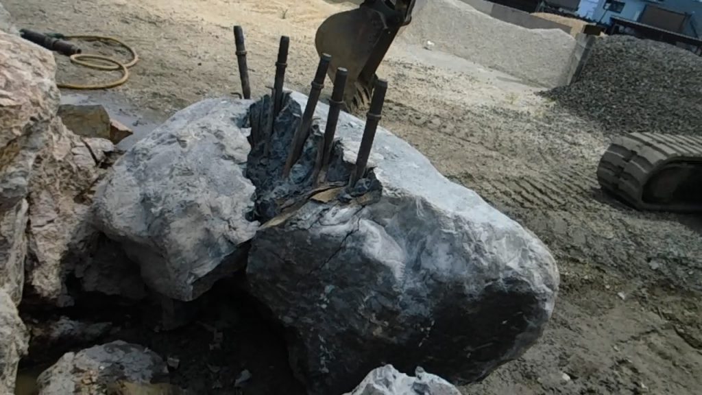 ちょうど石が割れて、意図した通りに剥がれた