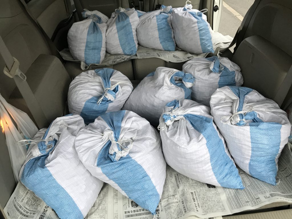 揖斐砂利のお買い上げ。何年も、庭の管理をしてなくて、草ボウボウな庭をなんとかしたいということで、お値打ちな砂利を探していて、見つけられたそうです