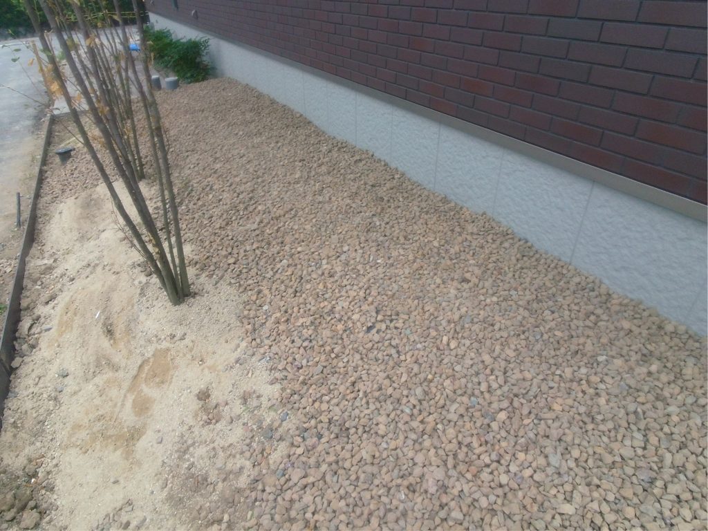 足りなかった部分を足す感じでしたが、意外と、使った砂利の量が多かった。