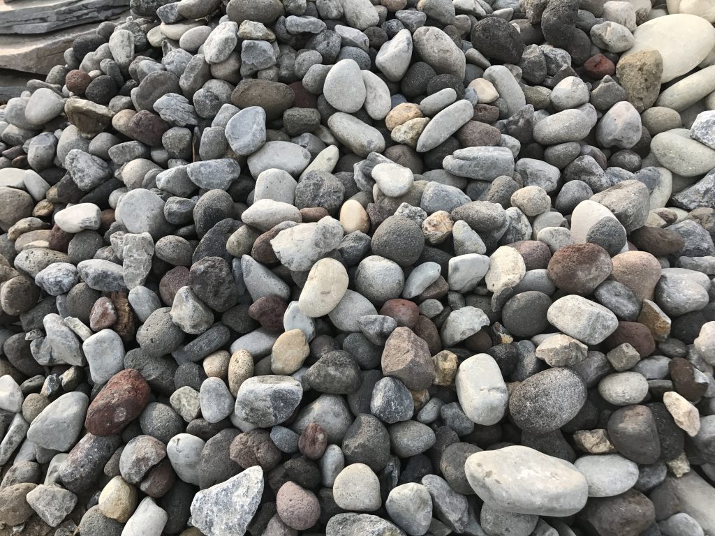 新しい商品が入荷。丸い玉石で、大きさが80-150mm