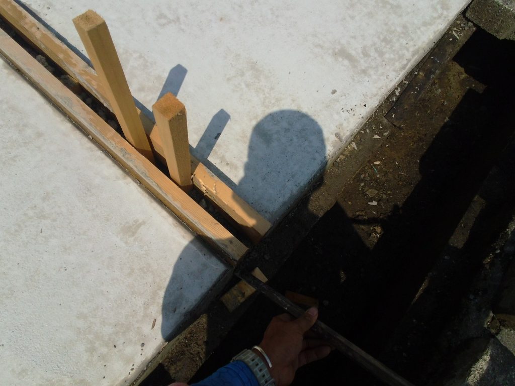 型枠を取ります。コンクリートは、固まると膨張するため、型枠を取るのも一苦労