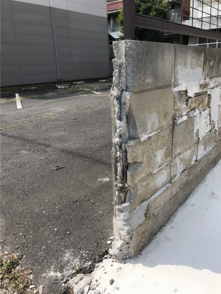 ここまでブロック塀を解体したので、残った塀の側面がガタガタ。 左官屋さん呼んで、綺麗にしてもらいます