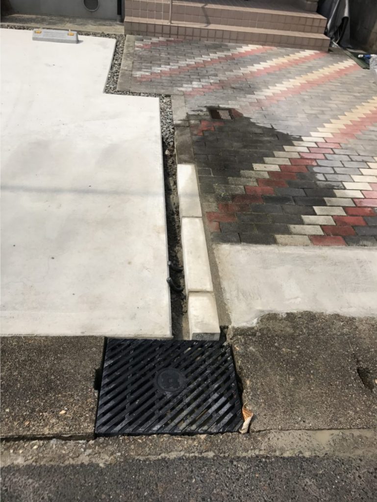 縁石ブロックが途中でない状態でしたので、追加して、道路まで据付ました。