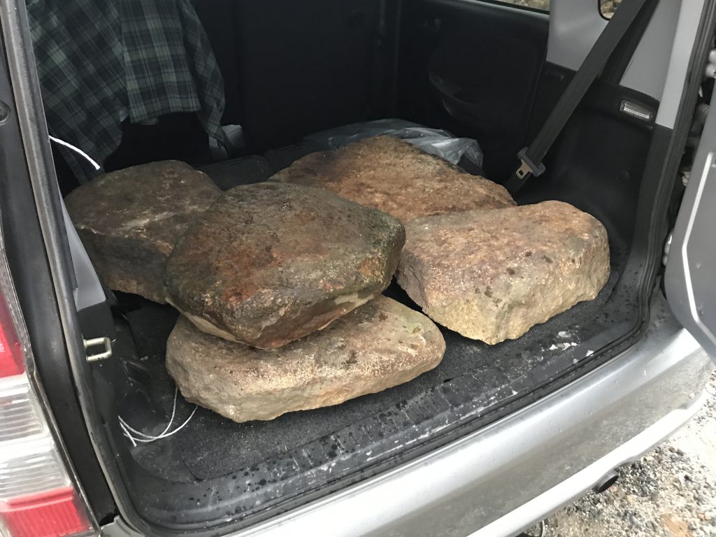 サビ飛石、お買い上げありがとうございます。日曜にお買い求め頂いたのですが、数が足りなかったということで、再度ご来店。