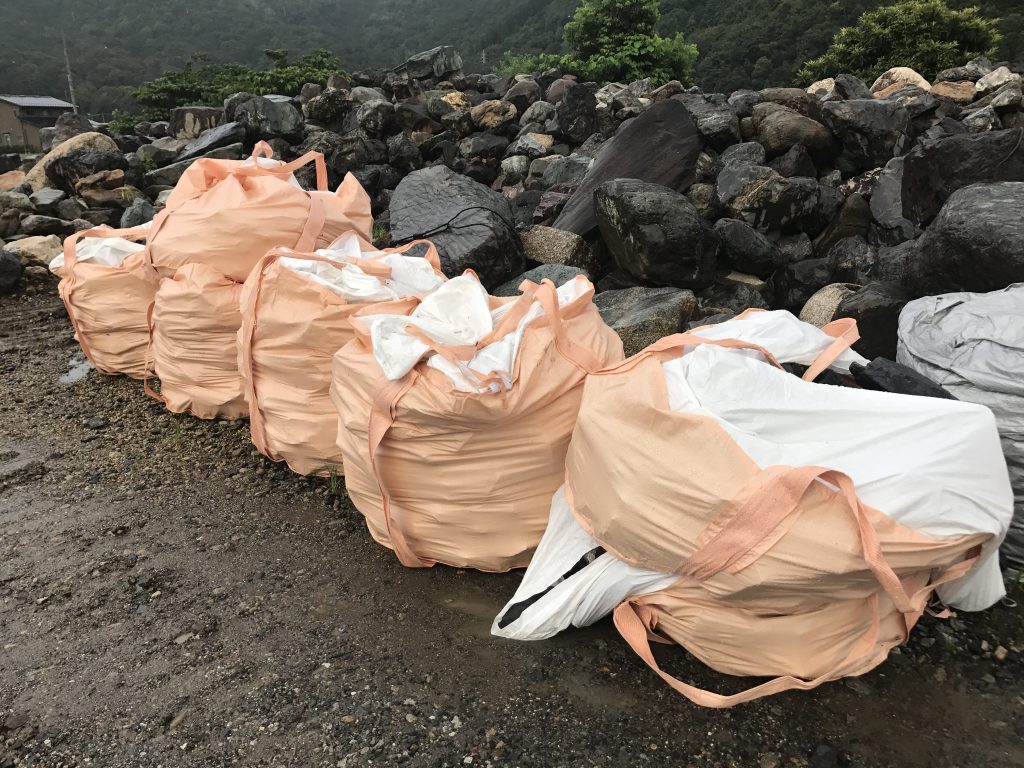 石を詰めたフレコンが、えらい数になってきた。