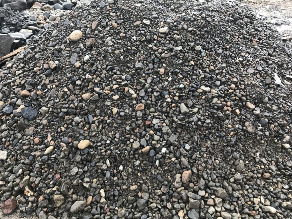 揖斐かわら石の入荷。 砂から100mmくらいの石が混じっています